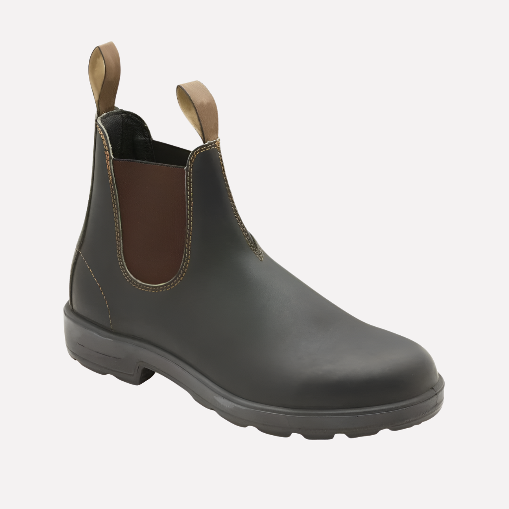 Par de Botas Chelsea unissexo sem cordões; ideal para conforto diário e um toque clássico e casual.