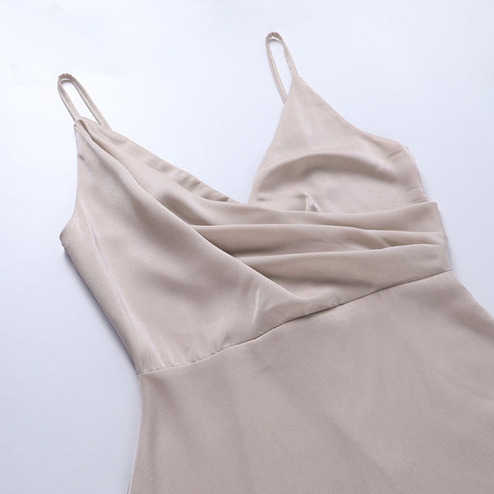 Vestido feminino para cerimónia, elegante, sem alças e decote V, com estilo moderno.