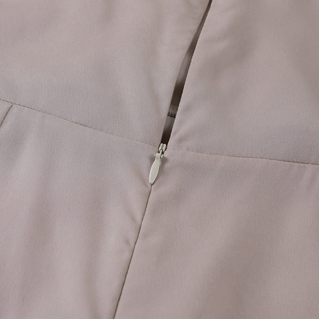 Vestido feminino elegante, decote V, sem alças, ideal para eventos de verão à noite.