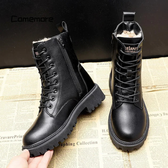 Par de botas femininas pretas de inverno, com sola robusta para tração e material resistente ao frio.