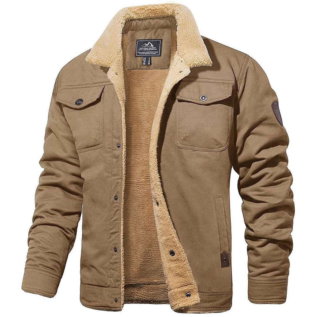 Jaqueta bomber masculina cinza em pose dinâmica, mostrando caimento perfeito e design moderno. Roupa masculina casual.