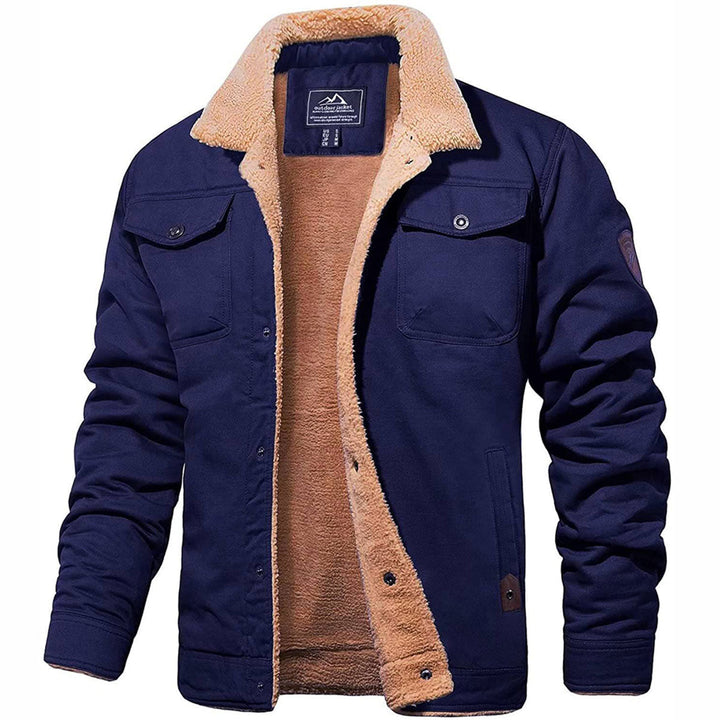 Modelo veste jaqueta bomber masculina preta, ideal para look casual e moderno. Conforto e estilo versátil no dia a dia.