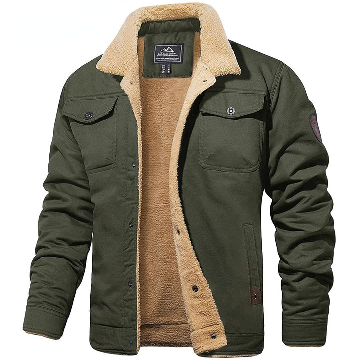 Jaqueta bomber masculina marrom combinada com jeans, criando um visual casual e elegante. Peça essencial para moda.