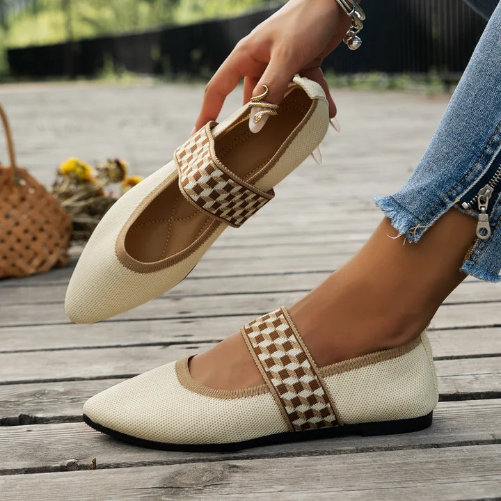 Sapatos femininos Faeryn com salto baixo e bico fino, garantindo conforto e elegância para qualquer ocasião.