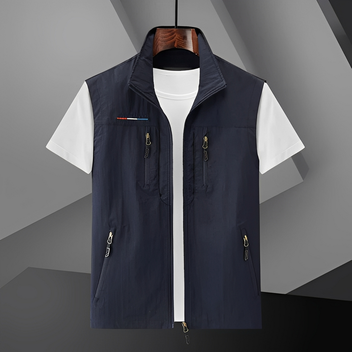 Colete masculino moderno, essencial na moda masculina casual. Roupa versátil sem mangas, perfeito para o conforto do dia a dia.
