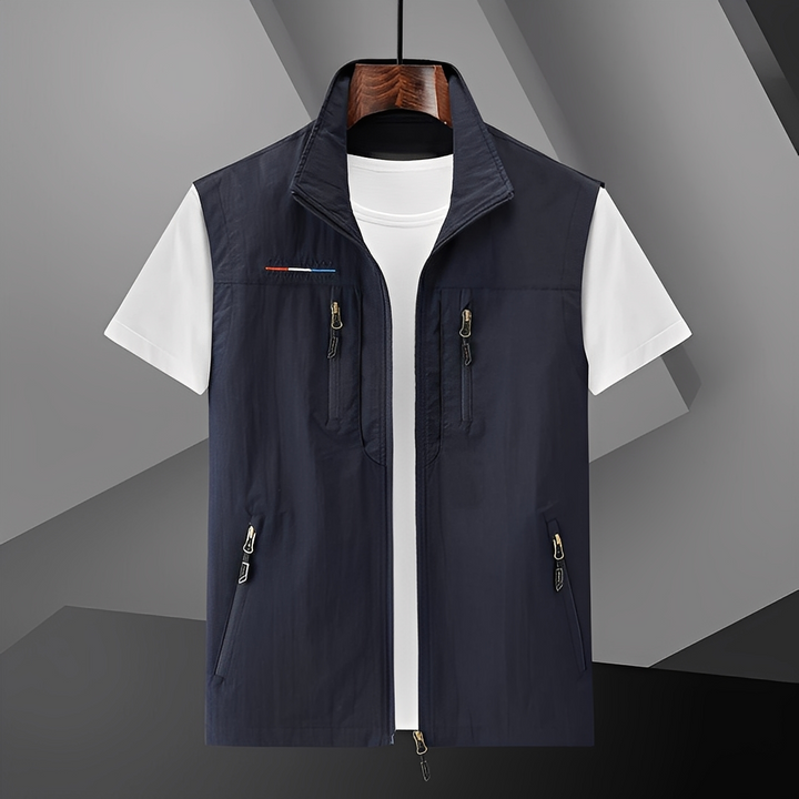 Colete masculino Amaury moderno, ideal para compor looks com camadas. Roupa masculina prática para outono e inverno.