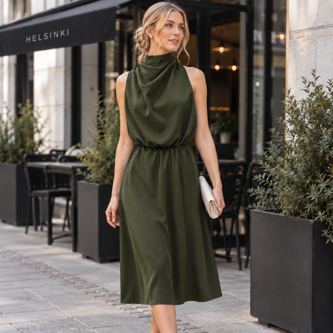 Vestido feminino midi sem mangas, com gola alta drapeada e silhueta acinturada. Muito elegante.
