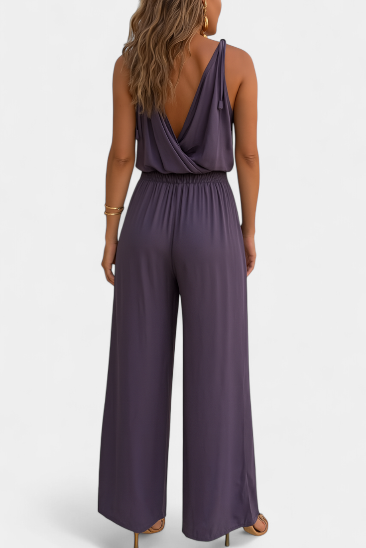 Macacão feminino, decote cruzado, detalhes dourados, costas abertas, elegante, casual chique, verão, férias.