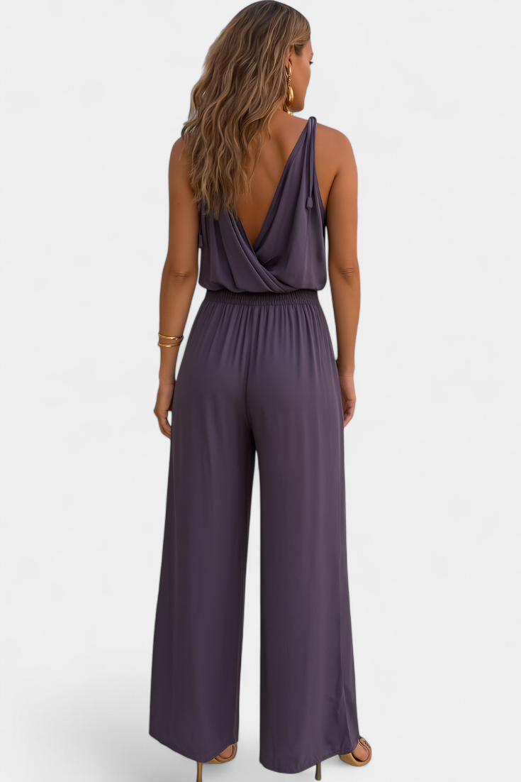 Macacão feminino elegante e confortável com decote cruzado, detalhes dourados e costas abertas para o verão.