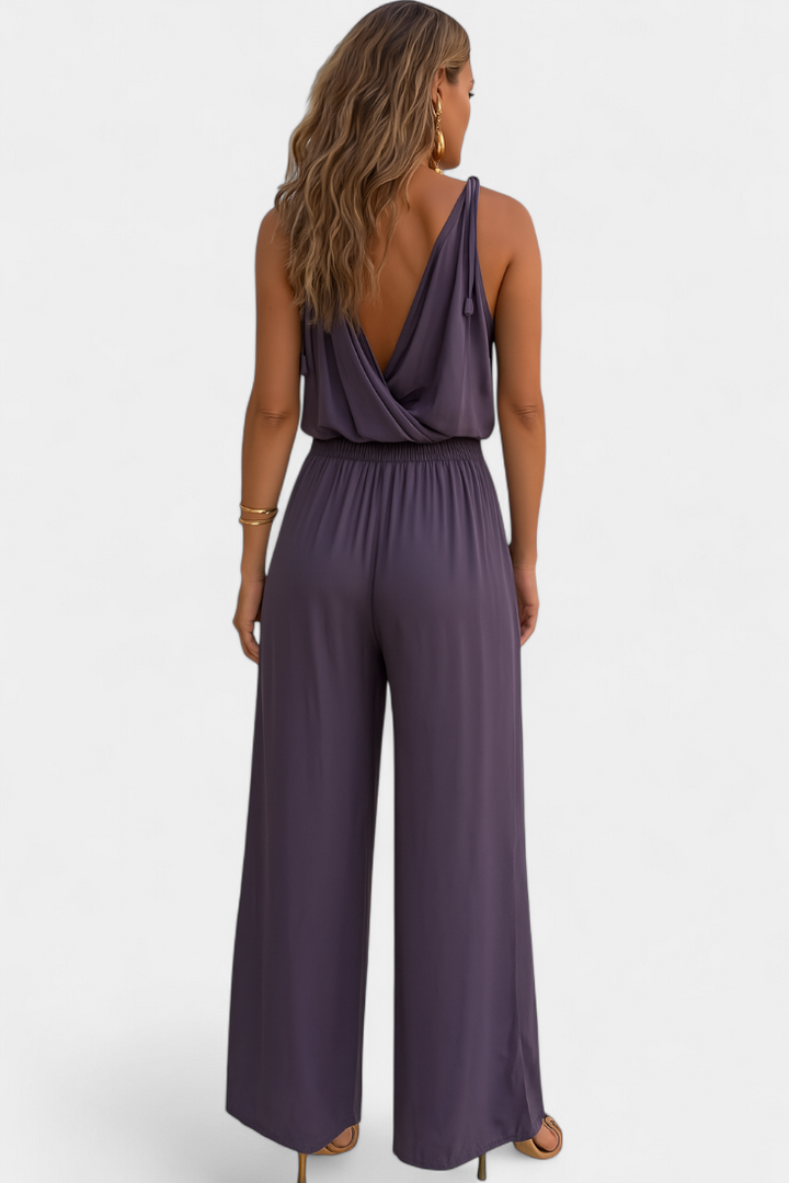 Macacão feminino elegante e confortável com decote cruzado, detalhes dourados e costas abertas para o verão.