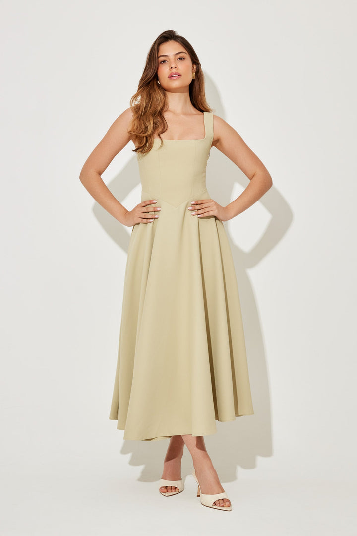 Vestido midi fluido feminino, decote quadrado, ideal para casual chic de verão atemporal.