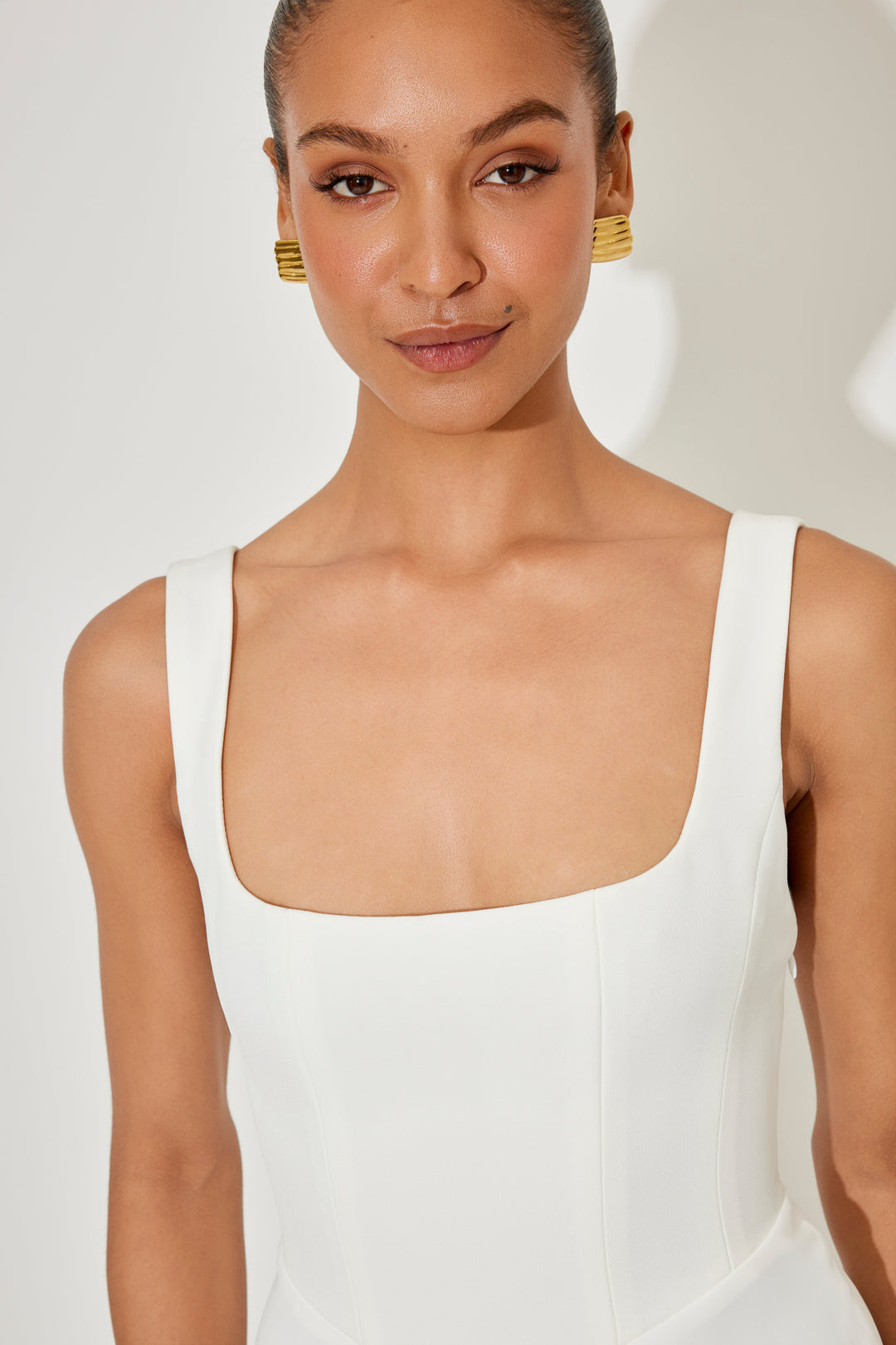 Vestido midi elegante e fluido com decote quadrado para um look feminino atemporal e chic.