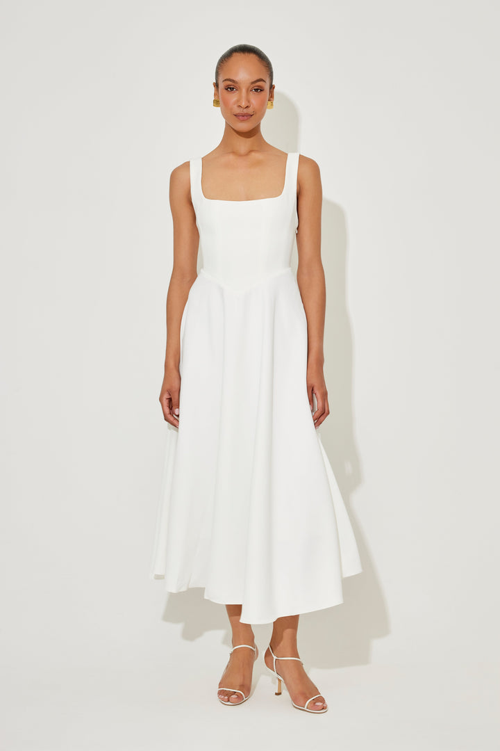 Vestido midi fluido feminino elegante para verão com decote quadrado, atemporal e versátil.