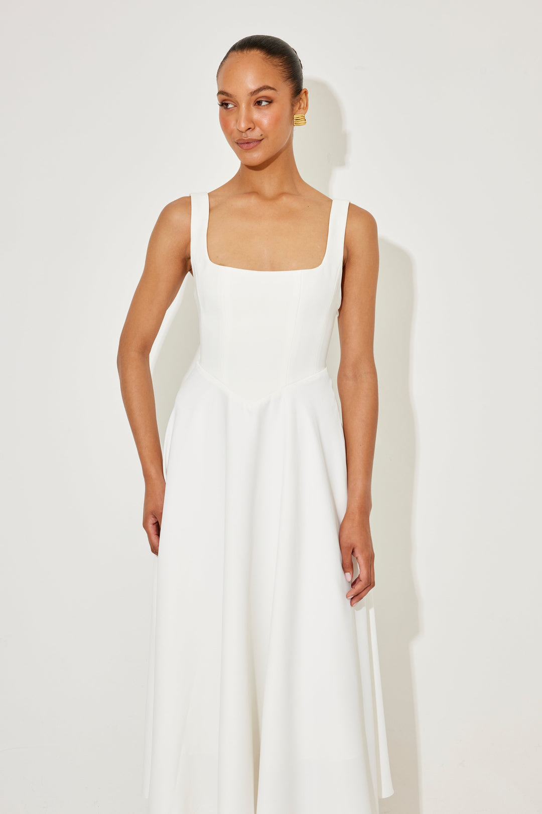 Moda feminina: Vestido fluido midi versátil com decote quadrado, ideal para o verão.