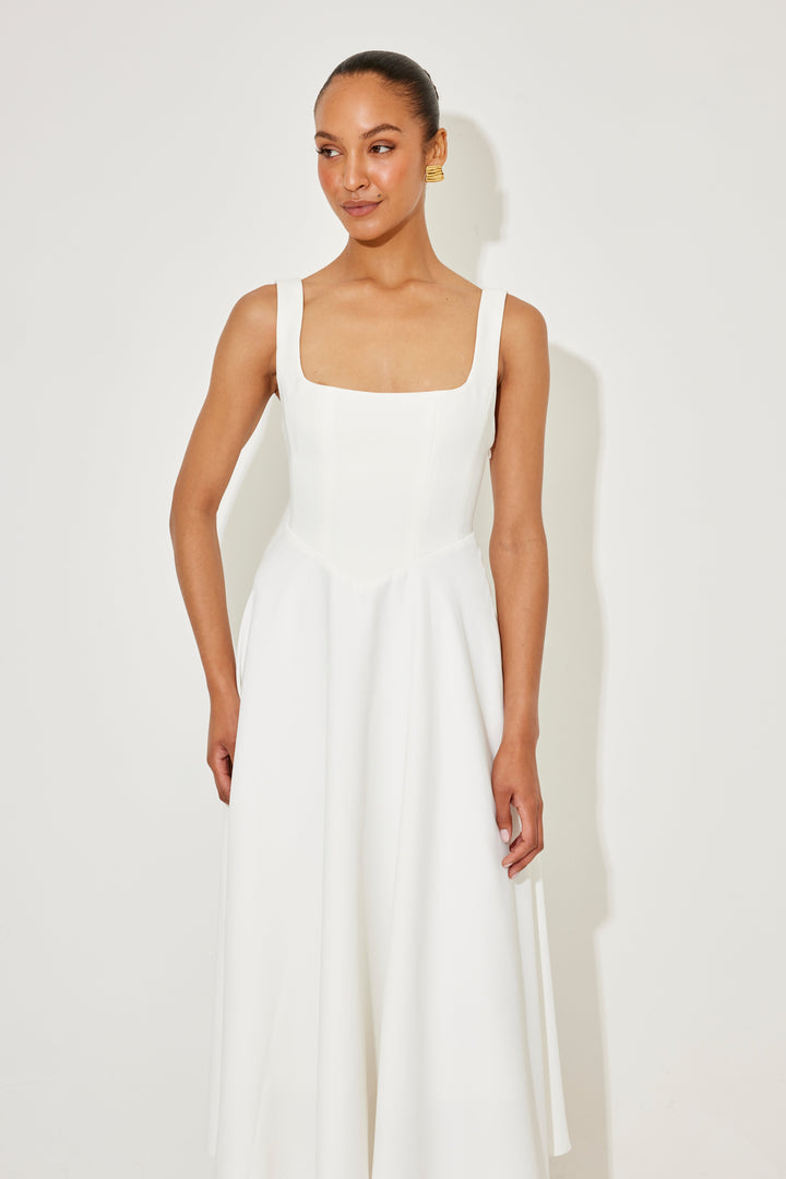 Moda feminina: Vestido fluido midi versátil com decote quadrado, ideal para o verão.