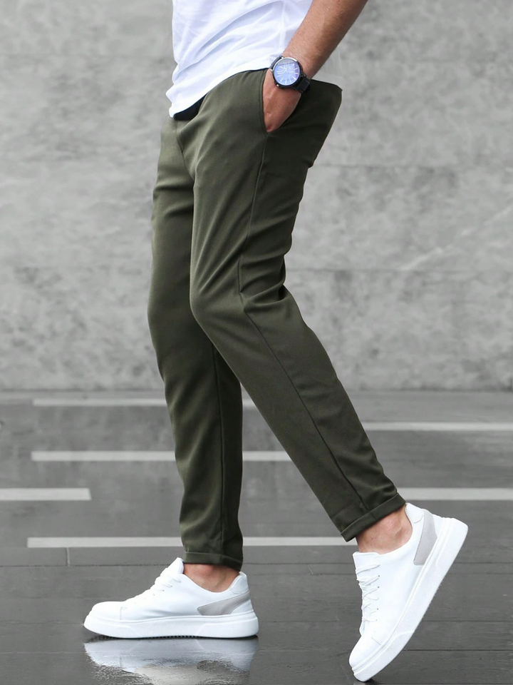Calça masculina stretch Nico flexível, para liberdade de movimento e ajuste perfeito. Conforto e estilo.