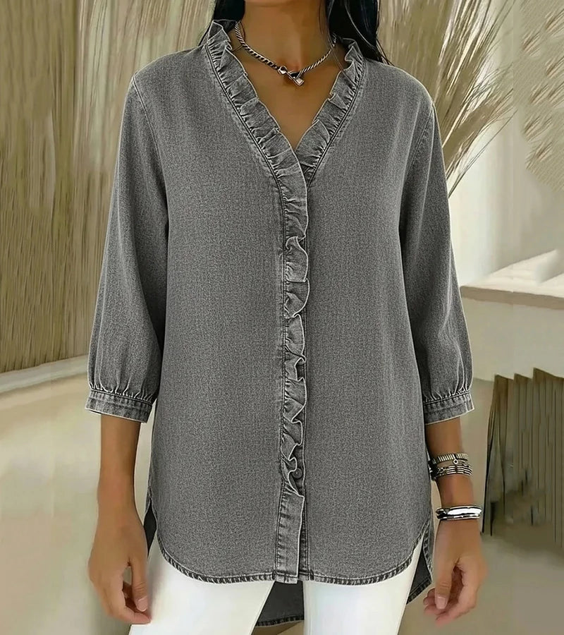 Blusa feminina com caimento fluida, decote V e detalhe de volante na barra. Conforto e moda atual.