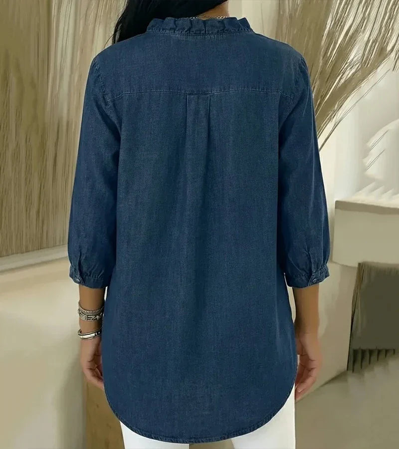 Blusa fluida feminina com decote V, volante. Versátil e confortável para o dia a dia e momentos casuais.