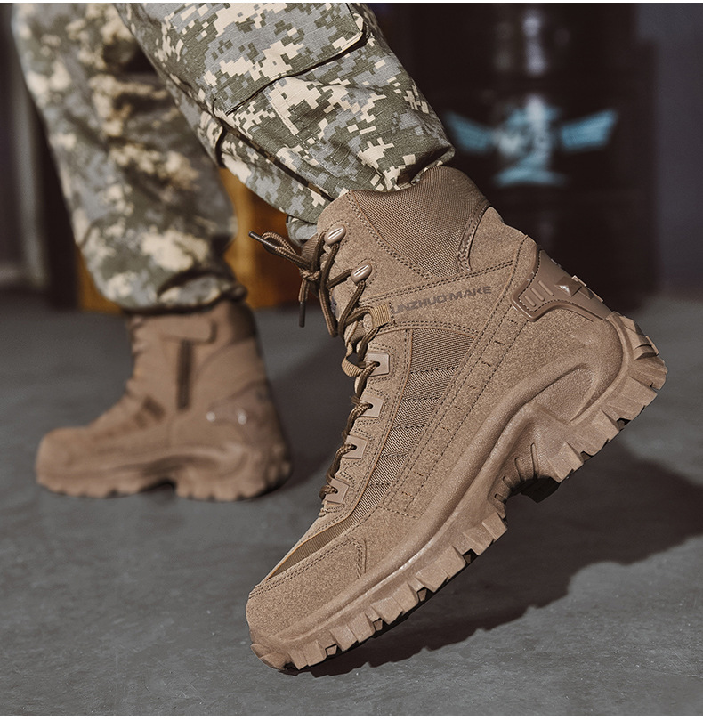 Bota tática masculina resistente à água para inverno, ideal para trilhas e uso militar. Cor bege.