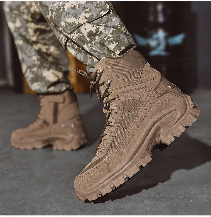 Bota tática masculina resistente à água para inverno, ideal para trilhas e uso militar. Cor bege.