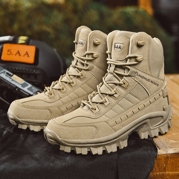 Bota masculina tática durável na cor marrom, resistente e confortável para uso em inverno rigoroso.