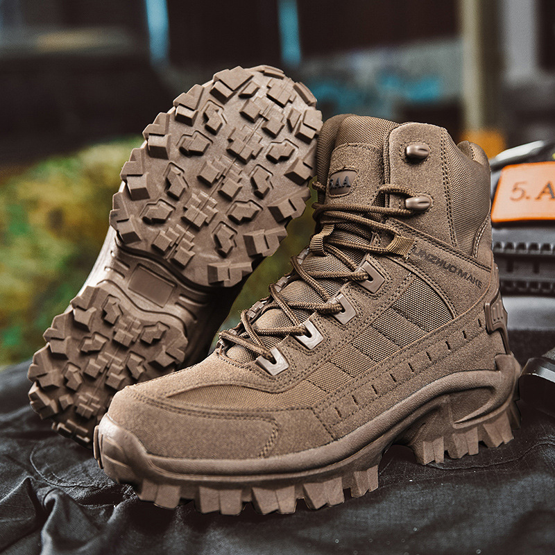 Botas táticas de inverno masculinas com solado aderente e cadarços reforçados para estabilidade em terrenos.