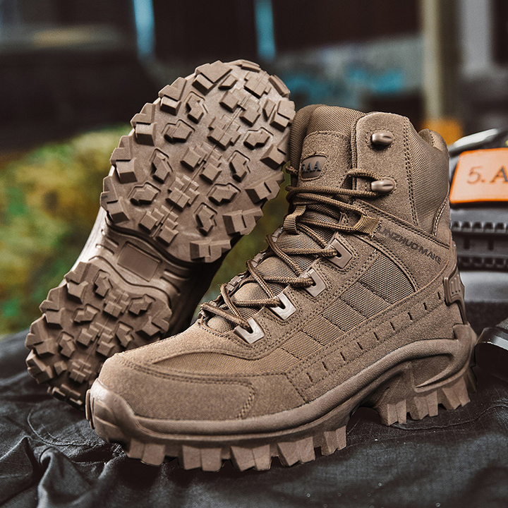 Botas táticas de inverno masculinas com solado aderente e cadarços reforçados para estabilidade em terrenos.