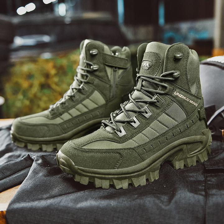 Botas masculinas táticas de inverno na cor verde, robustas e confortáveis para atividades ao ar livre.