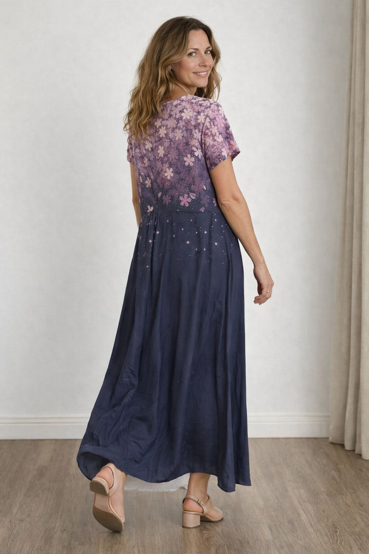 Vestido floral estampado feminino, estilo envolvente e caimento solto. Perfeito para o verão, leve e elegante.