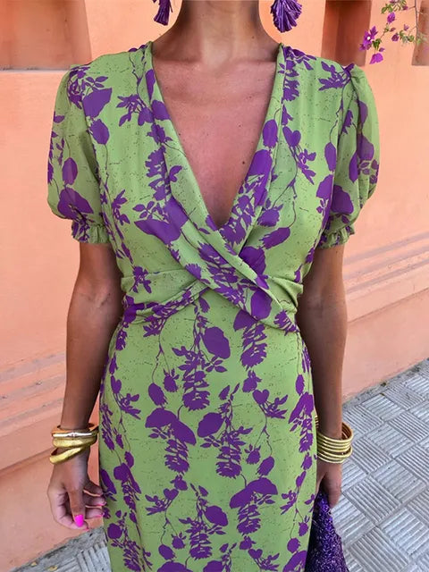 Vestido midi feminino Rhiannon verde estampado com decote V e manga curta, perfeito para o verão casual e elegante.