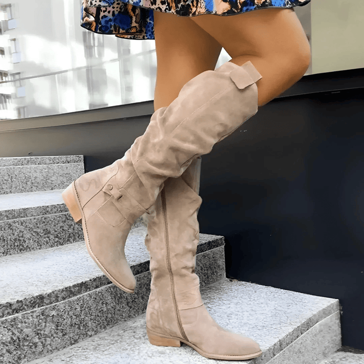 Bota feminina de joelho em camurça sintética preta, elegante para o inverno e moda. (pt)
