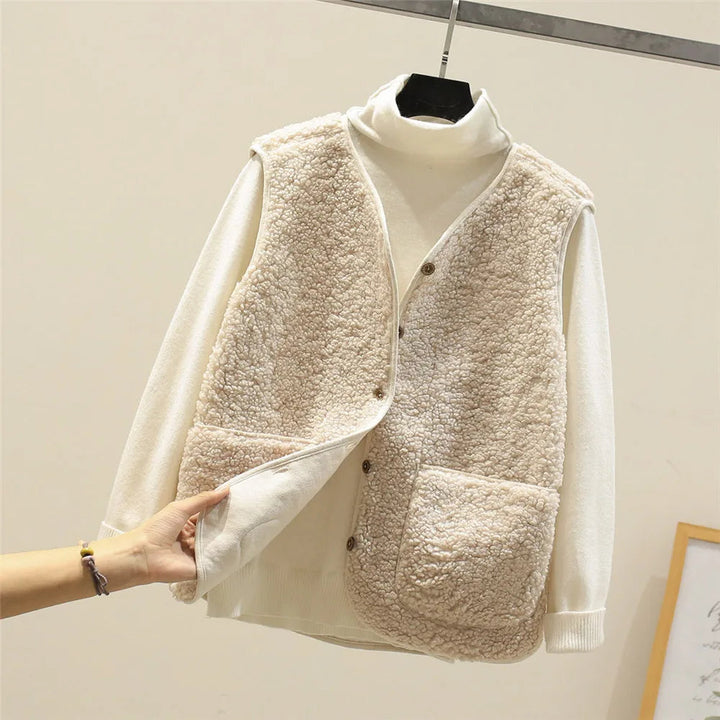 Suéter feminino de moda, aconchegante e elegante, com botões para um look casual de inverno/outono.
