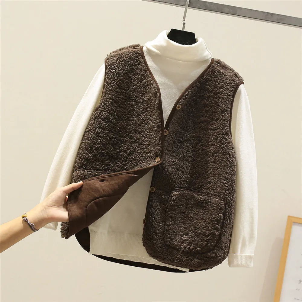 Roupa feminina: suéter de inverno quente e confortável, ideal para outono. Design elegante com botões.