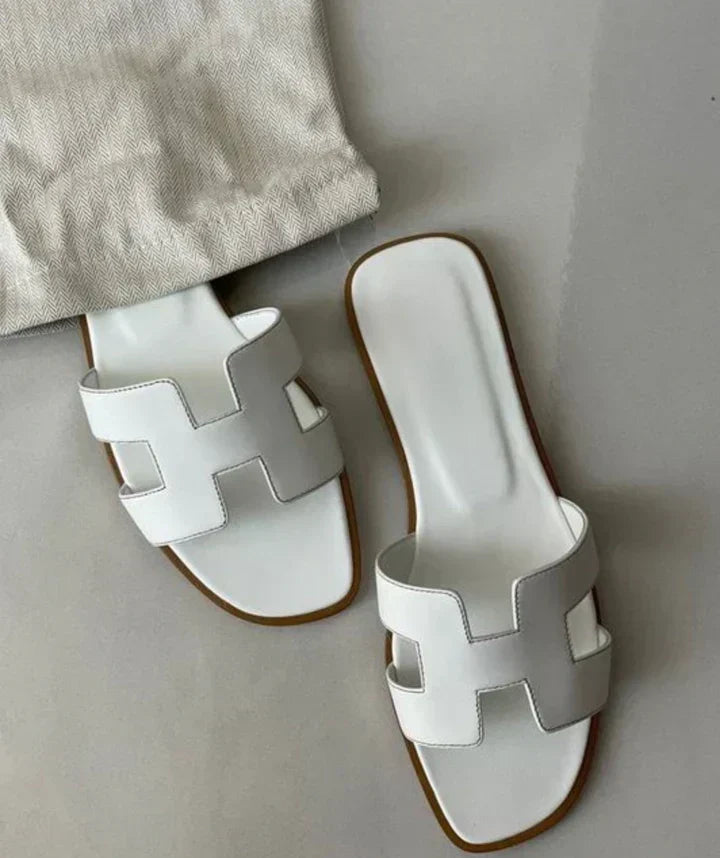 Sandálias femininas de couro com tacão baixo, ideais para verão e primavera, oferecendo conforto e estilo casual elegante.