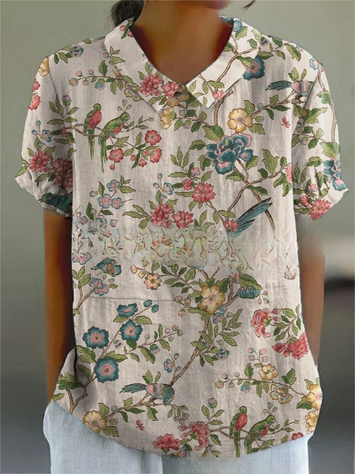 Blusa floral feminina, com tecido leve e caimento perfeito. Essencial para o verão e primavera.