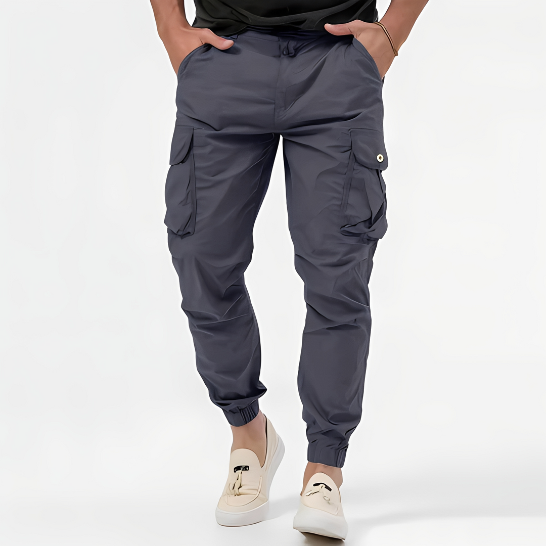 Calças cargo masculinas modernas cinza, com bolsos laterais, ideais para streetwear e conforto casual.
