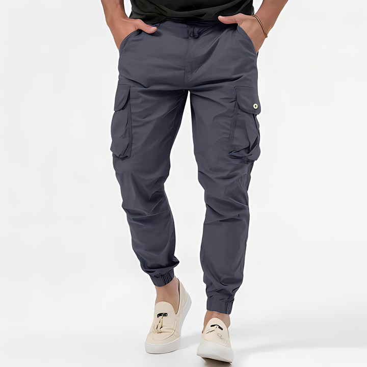 Calças cargo masculinas modernas cinza, com bolsos laterais, ideais para streetwear e conforto casual.