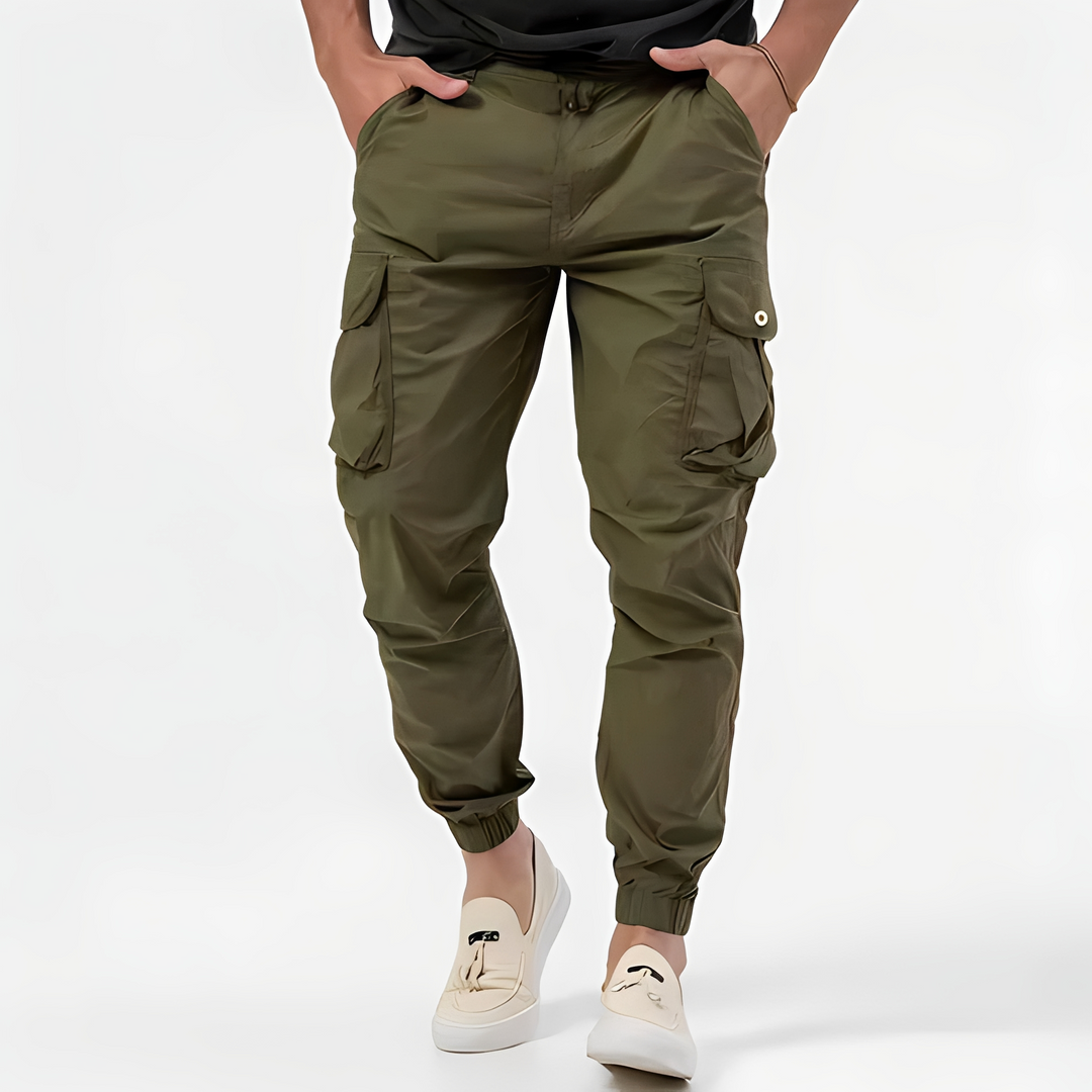 Moda masculina: calças cargo casuais modernas verdes, com caimento relaxado, ideais para o conforto diário.