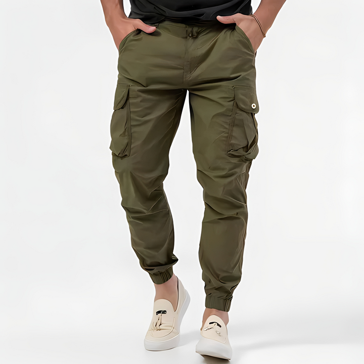 Moda masculina: calças cargo casuais modernas verdes, com caimento relaxado, ideais para o conforto diário.