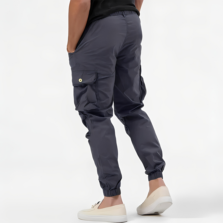 Calças cargo masculinas estilo jogger em tecido confortável, perfeitas para o dia a dia e look urbano.
