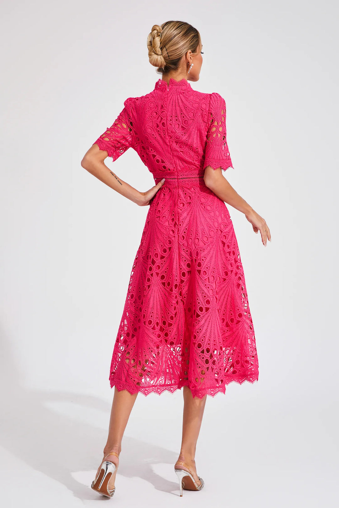 Vestido midi feminino branco, chic e elegante para o verão, perfeito para eventos.