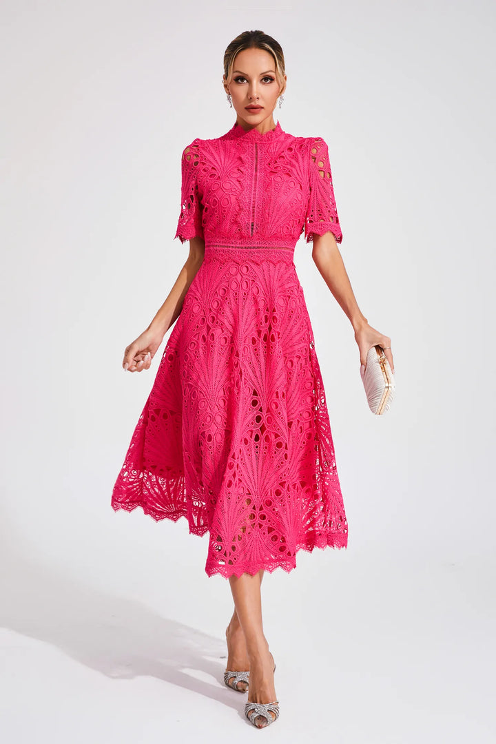 Vestido midi feminino branco, estilo casual chic para o verão, muito elegante.