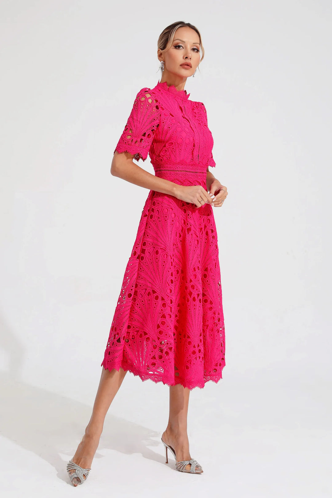 Vestido rosa midi elegante, ideal para moda feminina em festas e ocasiões especiais.