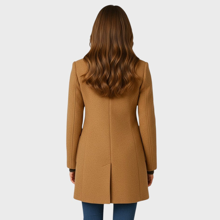 Sobretudo feminino elegante, peça chave de moda para a estação de transição e estilo pessoal.