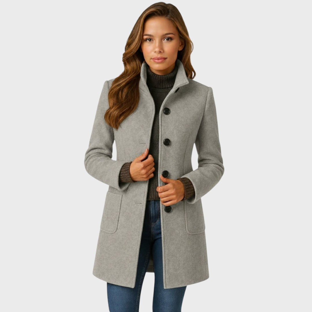 Casaco feminino elegante para transição, realçando estilo com corte perfeito. Roupa versátil.