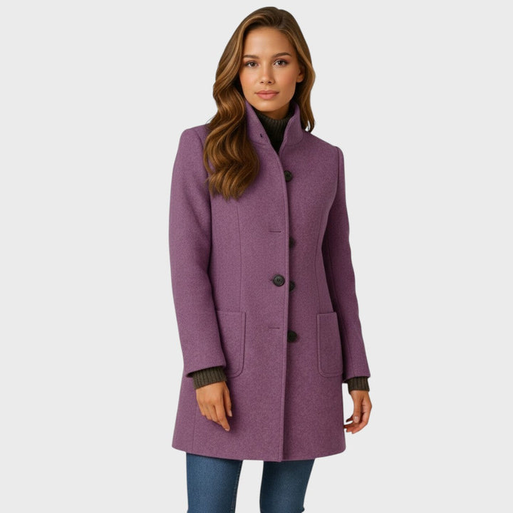 Este casaco feminino elegante é a roupa perfeita para o inverno, com estilo e corte impecável e moderno.