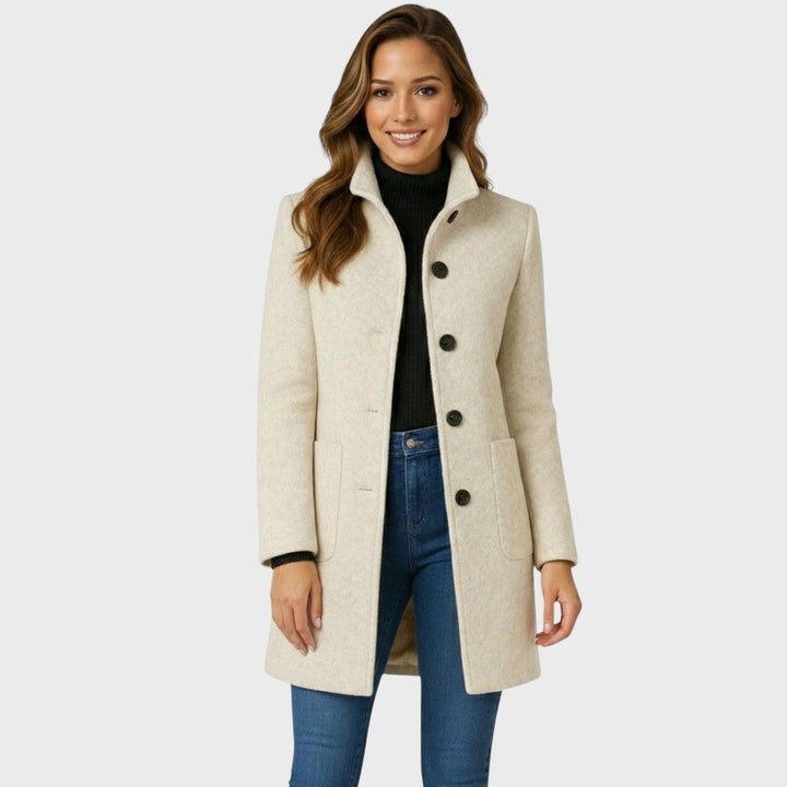 Casaco feminino de moda, elegante e versátil, com corte que valoriza a silhueta e o estilo.