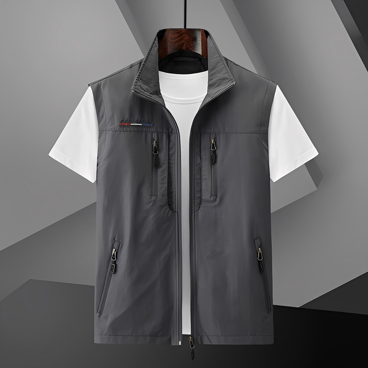 Colete Amaury masculino sem mangas, casual e versátil. Oferece conforto para outwear de primavera, outono e inverno.