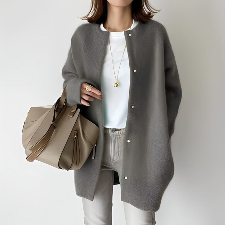 Cardigan feminino elegante, ideal para sobrepor em dias de outono/primavera. Conforto e estilo para look casual.