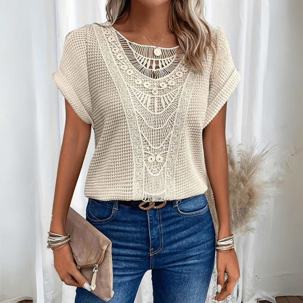 Blusa feminina elegante com renda, estilo Ibiza. Perfeita para um look casual chic e versátil de verão.